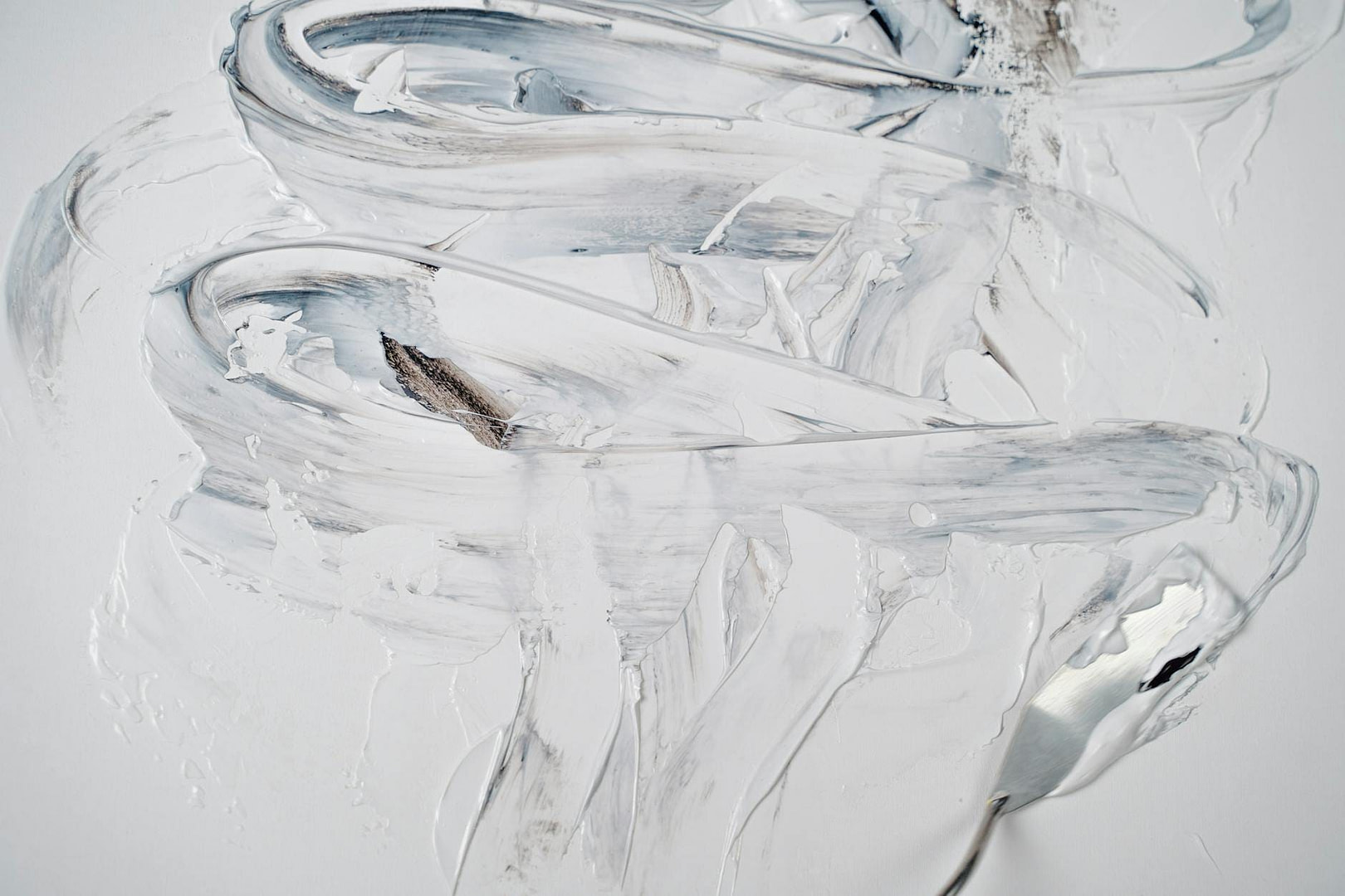 Lead Magnet Ideas That Fit Your Blog Content: Smart, Non-Random Freebies 4 a shot of a palette knife on paint