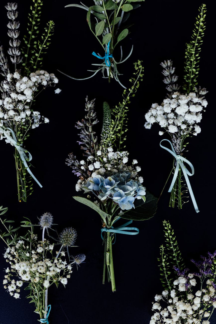 The $47,893 Retargeting Secret That's Making Bloggers Rich (While Others Let 97% of Their Traffic Walk Away Forever) 1 retargeting ads bouquets of flowers on black background