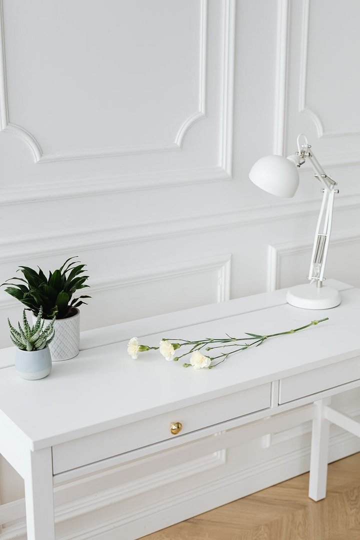 white roses on the table
