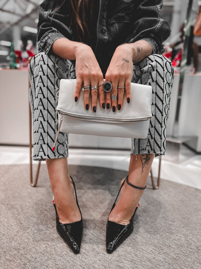 Stop Trading Time for Money: The 5-Step Digital Marketing Blueprint for Passive Income 1 Sustainable Online Income Digital Marketing hands of elegant woman sitting om chair holding white handbag