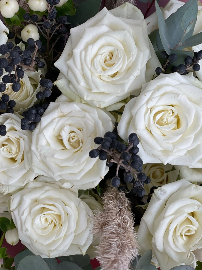 The Brutally Honest Truth About Making Real Money Online in 2026 (That Nobody's Telling You) 1 Business Models Actually Printing Money While Everyone Else Struggle white roses in a bouquet